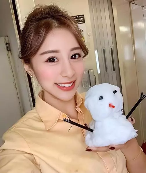 下衣失蹤!最美空姐辣露「白皙美腿」