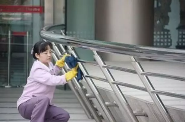姐姐打工養弟弟,殘疾後卻被弟弟拋棄,十年後回家弟弟蒙住