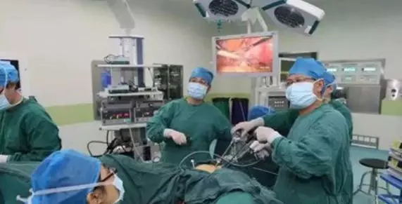 姐姐打工養弟弟,殘疾後卻被弟弟拋棄,十年後回家弟弟蒙住