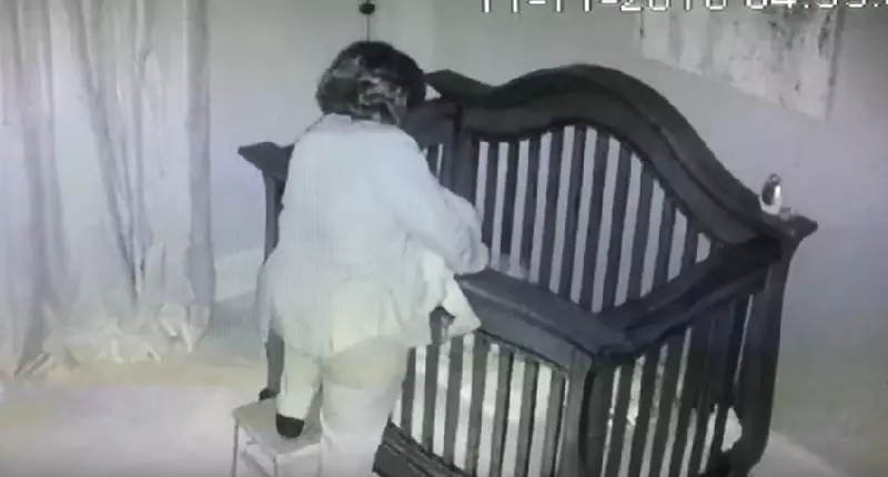 嬰兒監視器深夜拍到「外婆出現」在寶寶床邊,沒想到「下一秒的畫面」讓媽媽忍不住驚呼出聲...