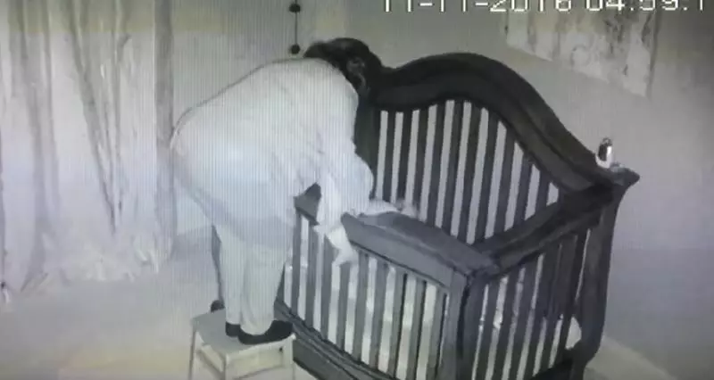 嬰兒監視器深夜拍到「外婆出現」在寶寶床邊,沒想到「下一秒的畫面」讓媽媽忍不住驚呼出聲...