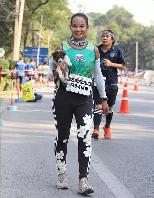馬拉松選手比賽遇迷路狗,為避免被踩踏,犧牲成績抱著它跑完全程
