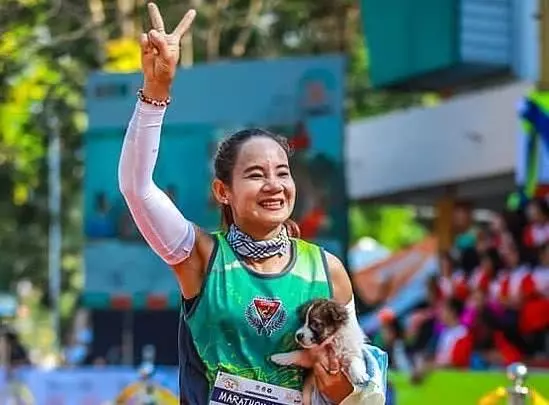 馬拉松選手比賽遇迷路狗,為避免被踩踏,犧牲成績抱著它跑完全程