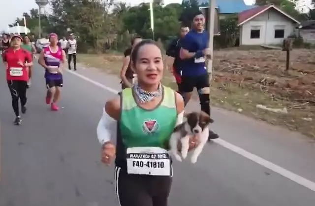 馬拉松選手比賽遇迷路狗,為避免被踩踏,犧牲成績抱著它跑完全程