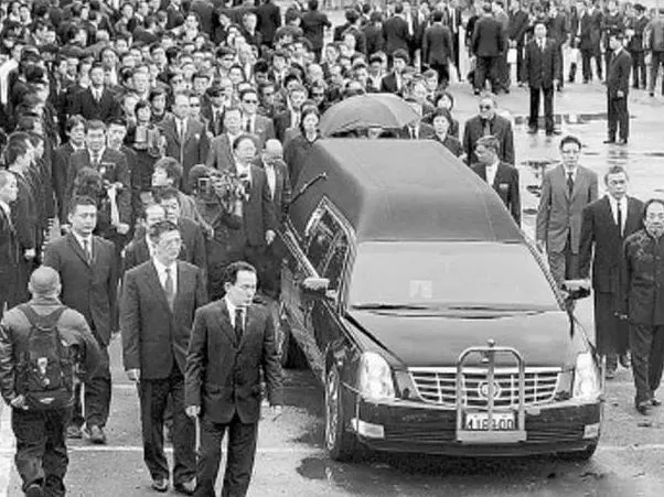 他生於臺北,身高僅1.58米,93歲去世,4萬人參加葬禮,5個女兒卻無人敢娶...