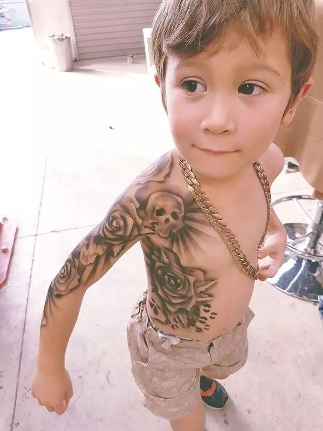 他竟然幫「小孩刺青」看到的人都破口大罵!但知道小孩的「真實身份」後馬上跪下來道歉了!