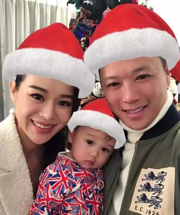 胡杏兒宣布懷孕後首次現身,與陳展鵬孕妻相聚,奕霆仔又搶鏡了