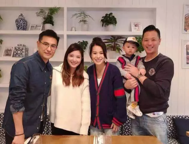 胡杏兒宣布懷孕後首次現身,與陳展鵬孕妻相聚,奕霆仔又搶鏡了