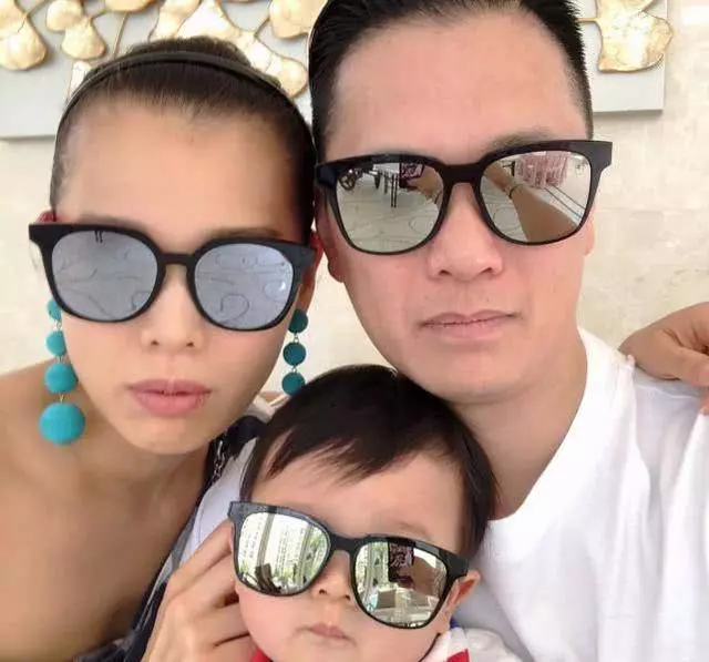 胡杏兒宣布懷孕後首次現身,與陳展鵬孕妻相聚,奕霆仔又搶鏡了