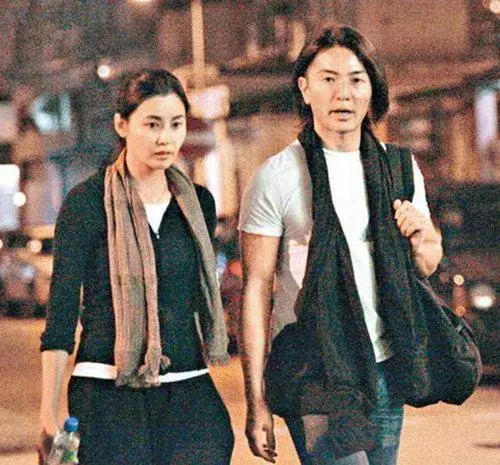 52歲鄭伊健近照曝光,把妻子當「女兒」寵了11年,網友:羨慕