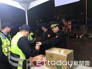 屏警寒夜燈區執勤 分局長送來暖肉包溫暖心頭