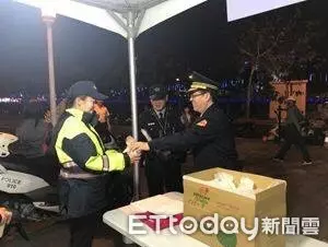 屏警寒夜燈區執勤 分局長送來暖肉包溫暖心頭