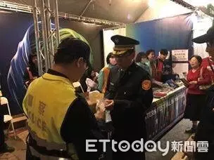 屏警寒夜燈區執勤 分局長送來暖肉包溫暖心頭