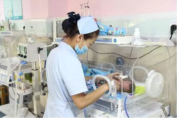 孕婦十月懷胎卻天天在打麻將,看到孩子出生後,醫生嚇得腿發軟