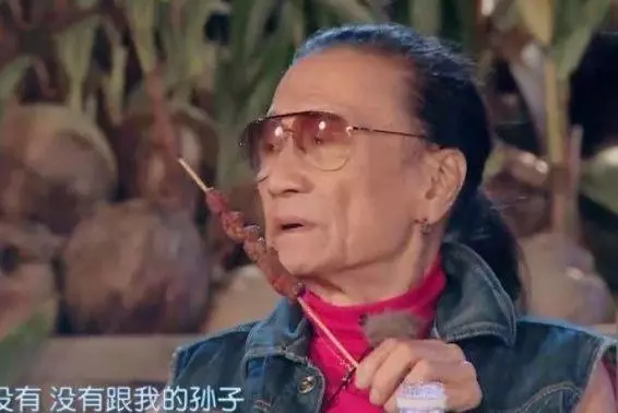 張柏芝攜子返港,謝賢開車接機,謝霆鋒:記清楚你是誰!