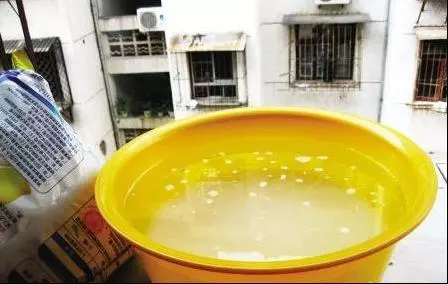 別傻傻用清水擦玻璃,教你簡單小方法,玻璃一塵不染半年不用擦!