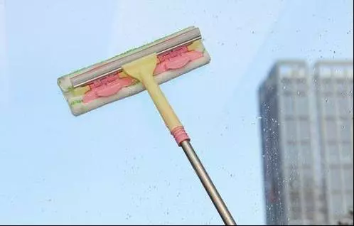別傻傻用清水擦玻璃,教你簡單小方法,玻璃一塵不染半年不用擦!