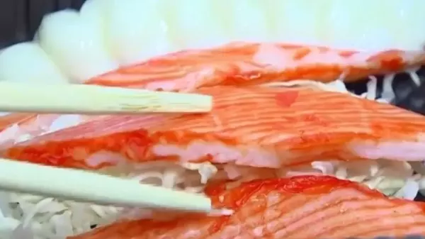 第一次知道!「蟹肉棒」製作過程曝光!裡面竟「完全不含螃蟹成分」!