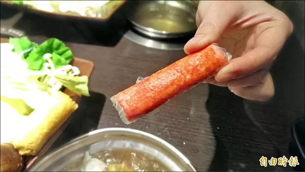 第一次知道!「蟹肉棒」製作過程曝光!裡面竟「完全不含螃蟹成分」!