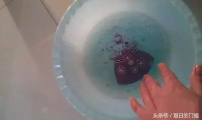 清潔阿姨教你一招,一個星期不用拖地,地板依然乾淨!