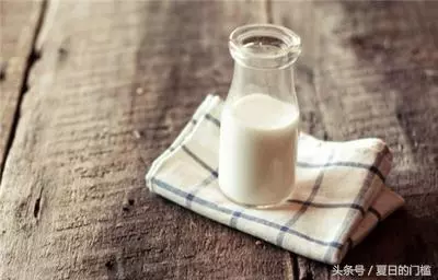 清潔阿姨教你一招,一個星期不用拖地,地板依然乾淨!
