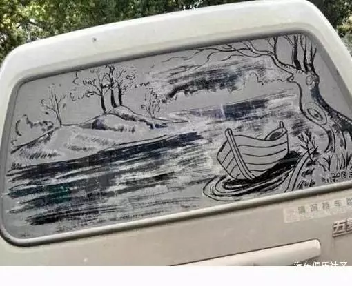 街頭看到一女孩在車玻璃上畫畫,車主不捨得擦,和大家一起欣賞