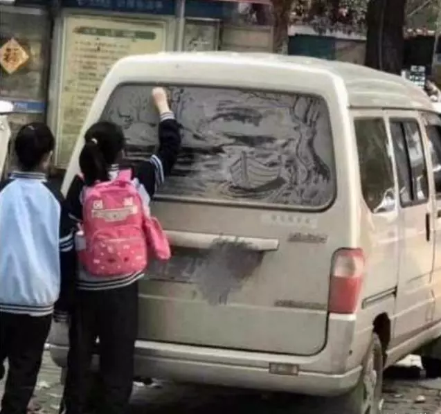 街頭看到一女孩在車玻璃上畫畫,車主不捨得擦,和大家一起欣賞