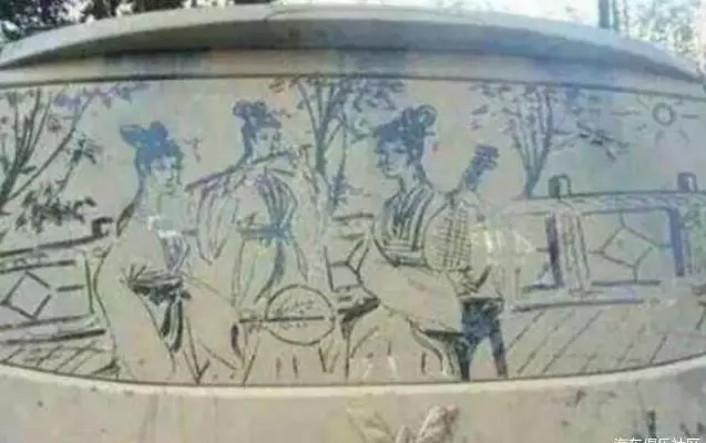 街頭看到一女孩在車玻璃上畫畫,車主不捨得擦,和大家一起欣賞