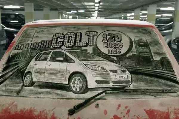 街頭看到一女孩在車玻璃上畫畫,車主不捨得擦,和大家一起欣賞
