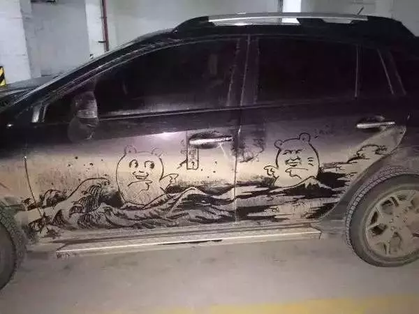 街頭看到一女孩在車玻璃上畫畫,車主不捨得擦,和大家一起欣賞