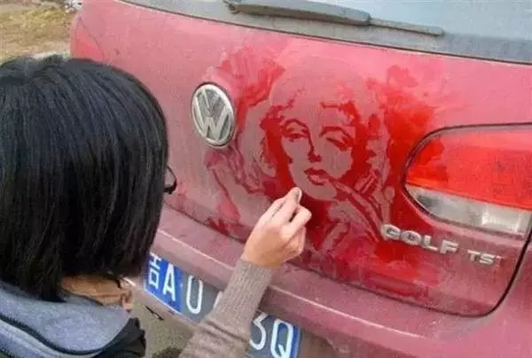 街頭看到一女孩在車玻璃上畫畫,車主不捨得擦,和大家一起欣賞