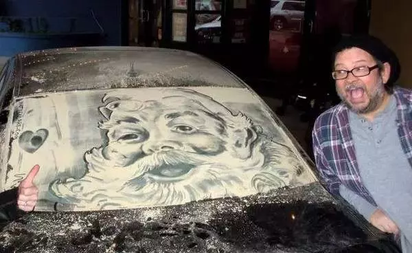 街頭看到一女孩在車玻璃上畫畫,車主不捨得擦,和大家一起欣賞