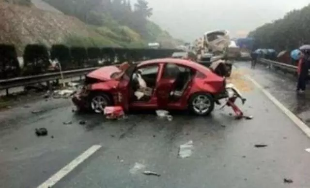 丈夫出事後我「拋夫棄子」改嫁,半年後想念兒子,悄悄回家!推開門後我慚愧得自扇耳光