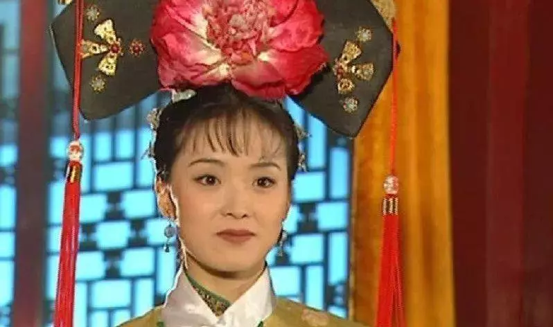 他身價100億 娶了當年最紅的「晴格格」 ,如今欠下金沙7000萬賭債~