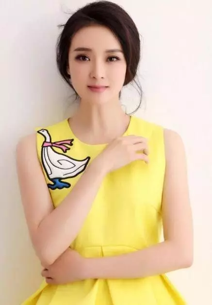 他身價100億 娶了當年最紅的「晴格格」 ,如今欠下金沙7000萬賭債~