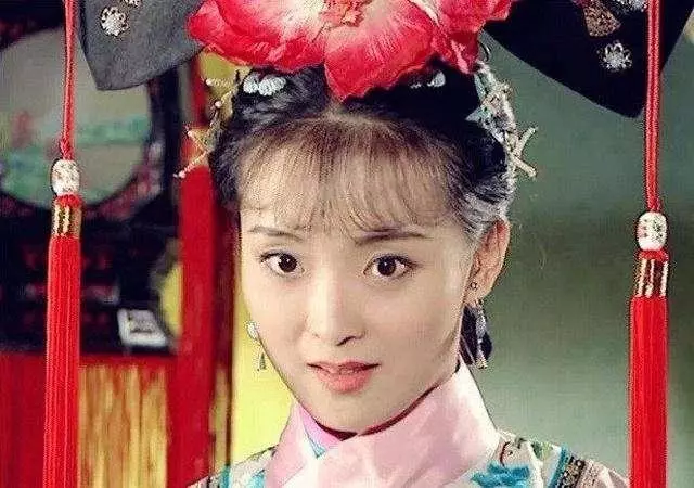 他身價100億 娶了當年最紅的「晴格格」 ,如今欠下金沙7000萬賭債~