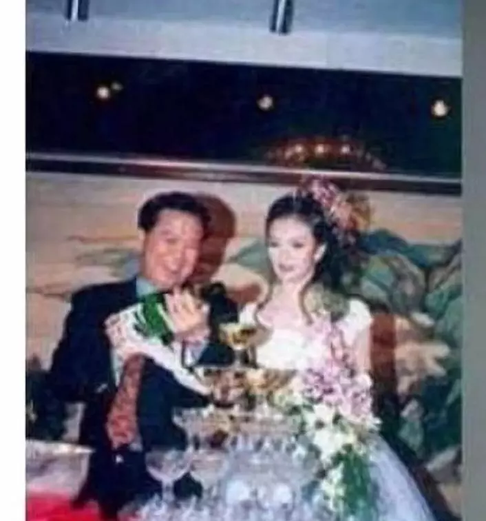 他身價100億 娶了當年最紅的「晴格格」 ,如今欠下金沙7000萬賭債~