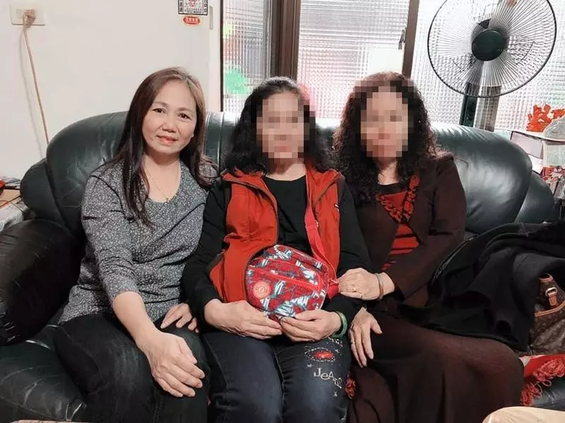 女嬰裝在菜籃裡送 她出養60年靠泛黃照片找姊妹