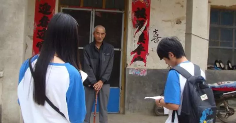 女子離婚十年,兒子考上大學給父親報喜,晚上收到銀行簡訊她哭了