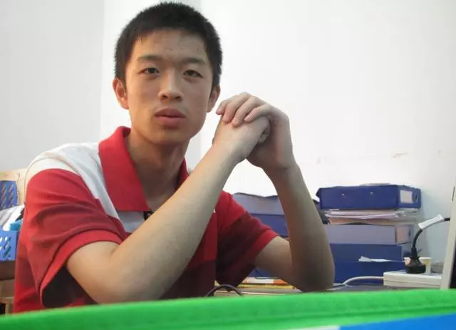 女子離婚十年,兒子考上大學給父親報喜,晚上收到銀行簡訊她哭了