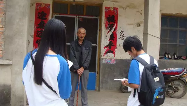 女子離婚十年,兒子考上大學給父親報喜,晚上收到銀行簡訊她哭了