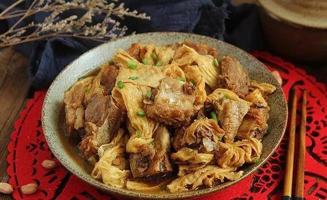 腐竹別只會炒肉吃,加上排骨一起燉,入味下飯,寓意著富足,年夜飯不可缺少的一道硬菜