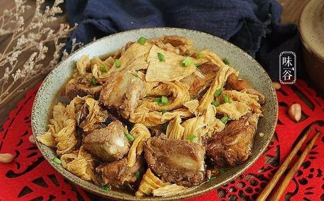 腐竹別只會炒肉吃,加上排骨一起燉,入味下飯,寓意著富足,年夜飯不可缺少的一道硬菜