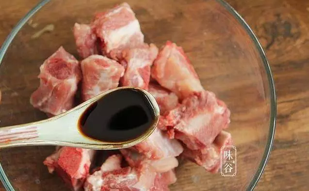 腐竹別只會炒肉吃,加上排骨一起燉,入味下飯,寓意著富足,年夜飯不可缺少的一道硬菜