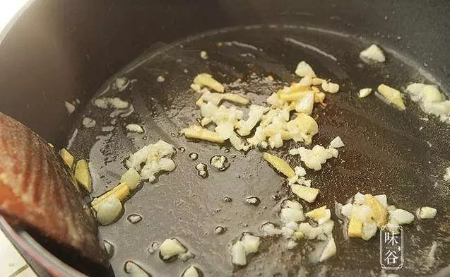 腐竹別只會炒肉吃,加上排骨一起燉,入味下飯,寓意著富足,年夜飯不可缺少的一道硬菜