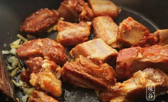 腐竹別只會炒肉吃,加上排骨一起燉,入味下飯,寓意著富足,年夜飯不可缺少的一道硬菜