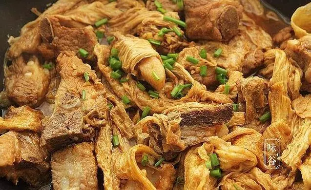 腐竹別只會炒肉吃,加上排骨一起燉,入味下飯,寓意著富足,年夜飯不可缺少的一道硬菜