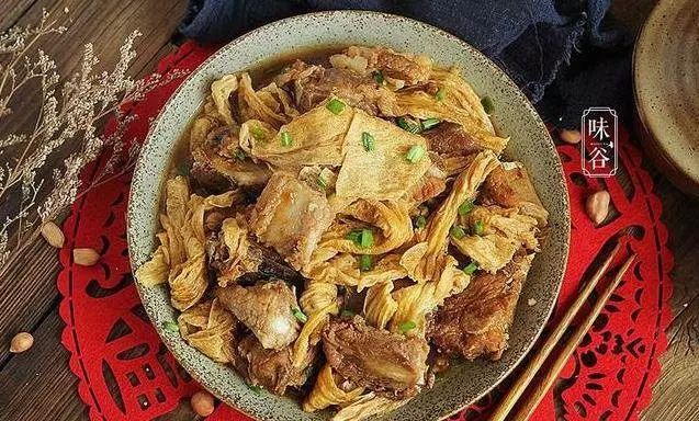 腐竹別只會炒肉吃,加上排骨一起燉,入味下飯,寓意著富足,年夜飯不可缺少的一道硬菜