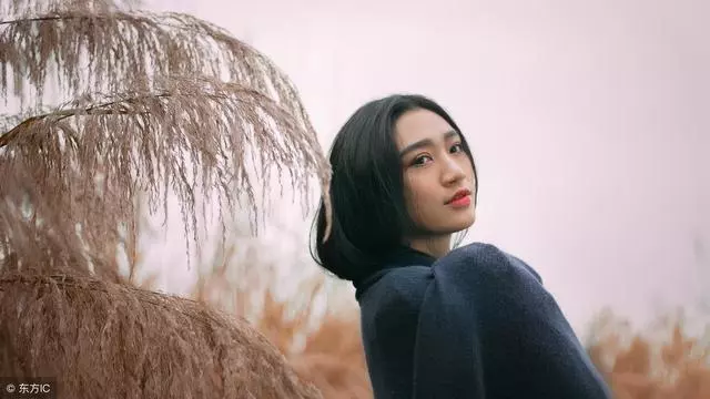 「那是你和前妻生的女兒,我就是看著不舒服!」「那你走吧!」
