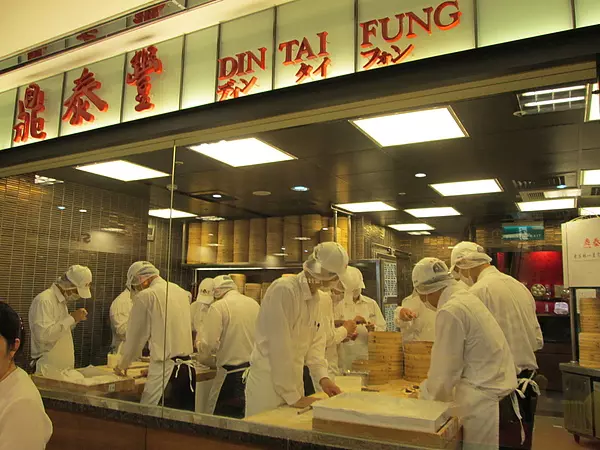 知名連鎖中餐館鼎泰豐,肥大老鼠「淡定」在廚房散步!